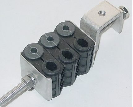 Combined cable clamp for RRU fiber